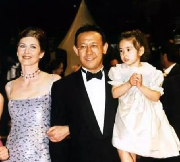 姜文一家四口罕同框!46歲周韻斷崖衰老認不出,倆兒子顏值好普通