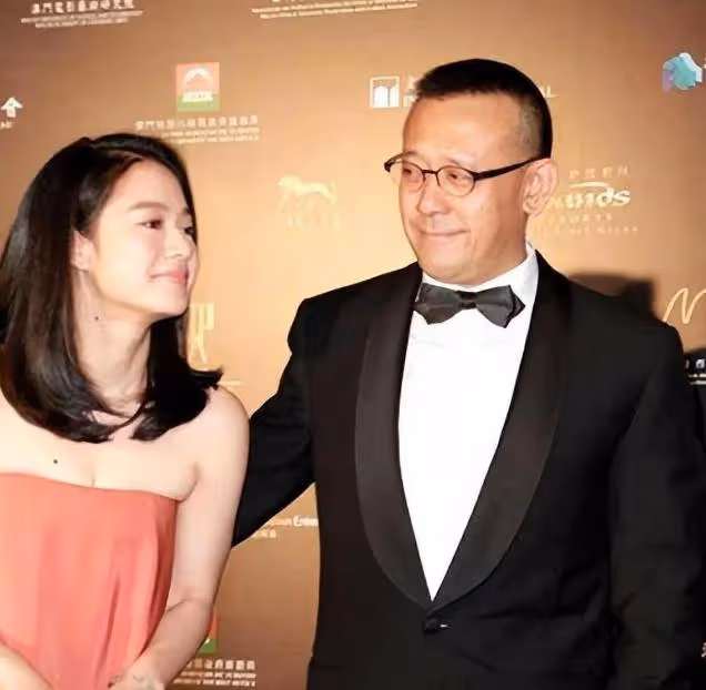 姜文一家四口罕同框!46歲周韻斷崖衰老認不出,倆兒子顏值好普通