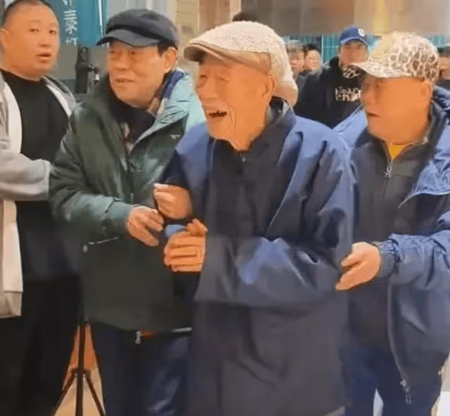 93歲老藝術家楊少華 , 在兒子楊威、楊倫陪同下 , 參加趙津生收徒儀式