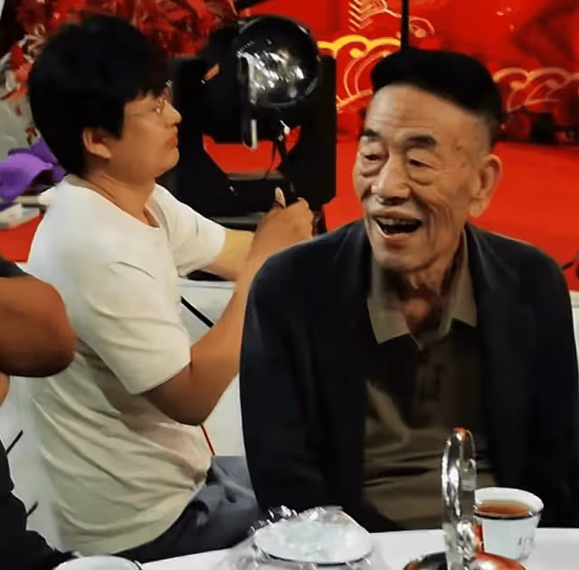 93歲老藝術家楊少華 , 在兒子楊威、楊倫陪同下 , 參加趙津生收徒儀式