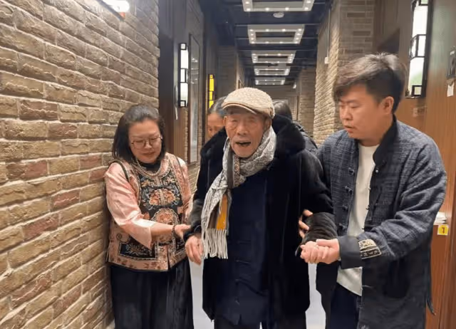 93歲老藝術家楊少華 , 在兒子楊威、楊倫陪同下 , 參加趙津生收徒儀式
