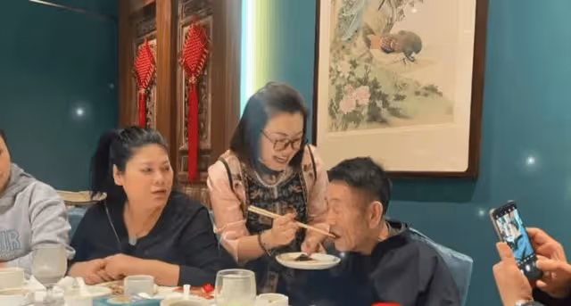 93歲老藝術家楊少華 , 在兒子楊威、楊倫陪同下 , 參加趙津生收徒儀式