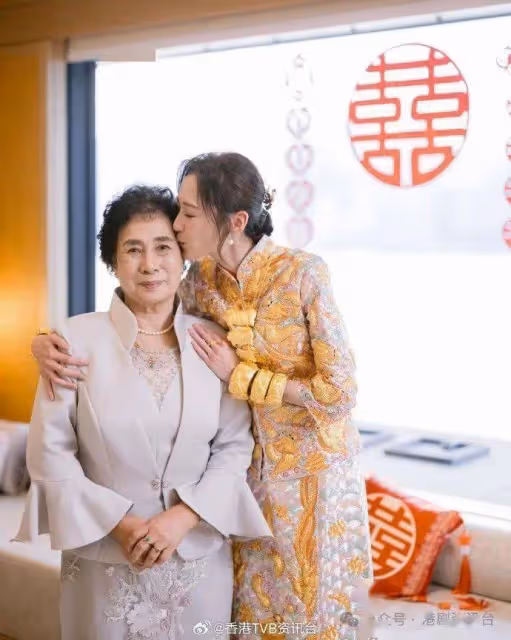 前TVB小花王虹茵分享出嫁喜悅曝光家庭照 餅印媽媽外表年輕似兩姊妹