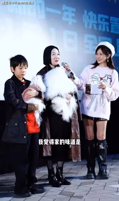 霍思燕身材發福帶兒子看電影，植髮包頭巾像貴婦，沒有身材焦慮