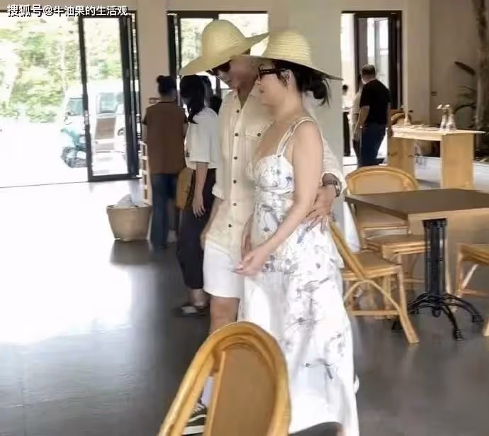 霍思燕身材發福帶兒子看電影，植髮包頭巾像貴婦，沒有身材焦慮