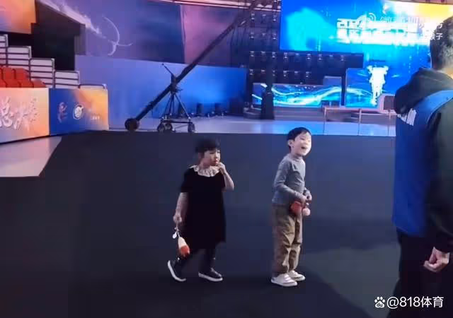 Hello爸爸！許昕採訪被兒女們打斷，兒子飛跑過去女兒乖巧等他下班