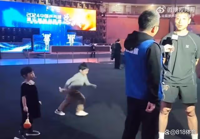 Hello爸爸！許昕採訪被兒女們打斷，兒子飛跑過去女兒乖巧等他下班