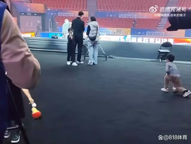 Hello爸爸！許昕採訪被兒女們打斷，兒子飛跑過去女兒乖巧等他下班
