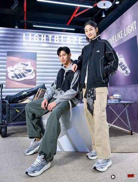 adidas LIGHTBLAZE躍走冬季潮流！柯震東、韓勾ㄟ金針菇約穿New Balance