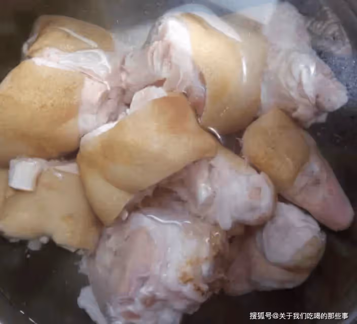 燉豬蹄時，別只會焯水，牢記5點竅門，豬蹄軟爛好吃，鮮香無腥味