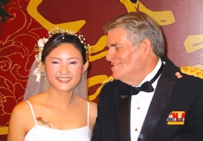 鳳凰衛視記者隗靜：嫁大30歲美軍少將，不滿丈夫聊國防話題避開她