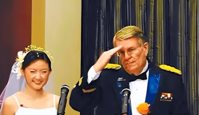 鳳凰衛視記者隗靜：嫁大30歲美軍少將，不滿丈夫聊國防話題避開她