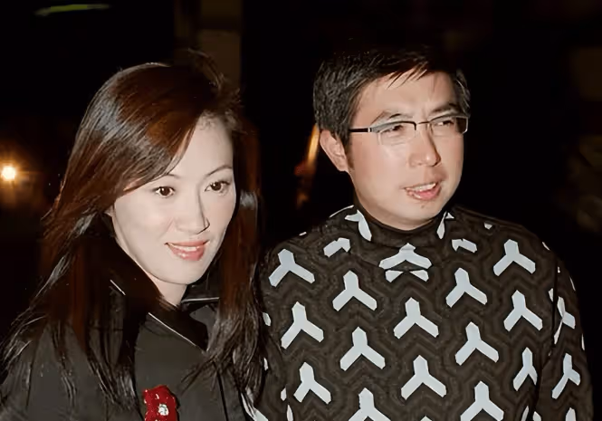 她嫁入豪門與父母反目，結婚27年生2子1女，依然被丈夫掃地出門