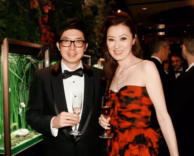 她嫁入豪門與父母反目，結婚27年生2子1女，依然被丈夫掃地出門