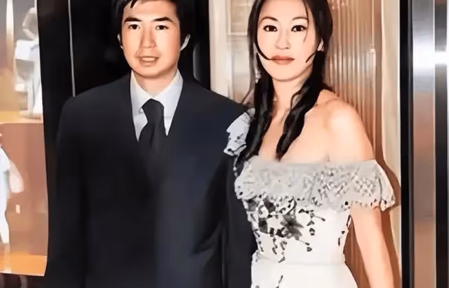 她嫁入豪門與父母反目，結婚27年生2子1女，依然被丈夫掃地出門