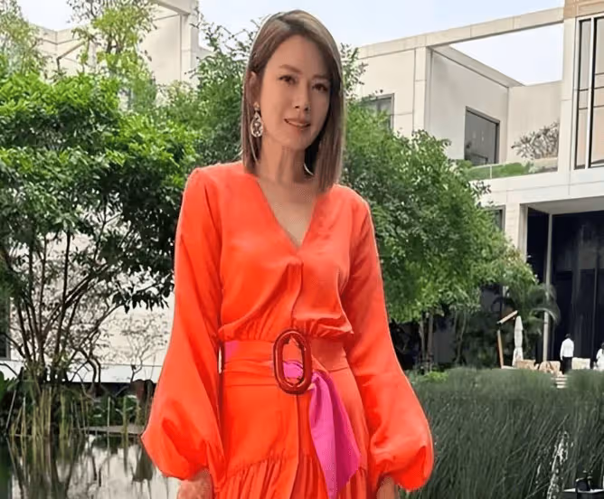 她嫁入豪門與父母反目，結婚27年生2子1女，依然被丈夫掃地出門