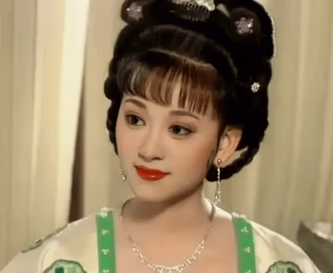 美過劉曉慶,卻偷戶口本倒貼窮小子,領證當天不幸「面癱」,婚姻現狀如何?