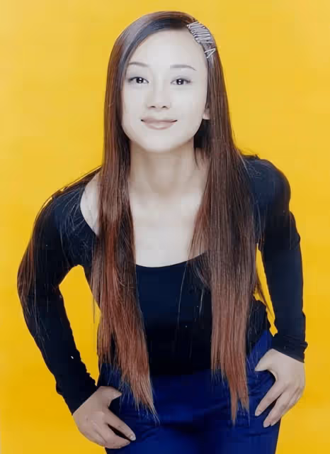 美過劉曉慶，卻偷戶口本倒貼窮小子，領證當天不幸「面癱」，婚姻現狀如何？