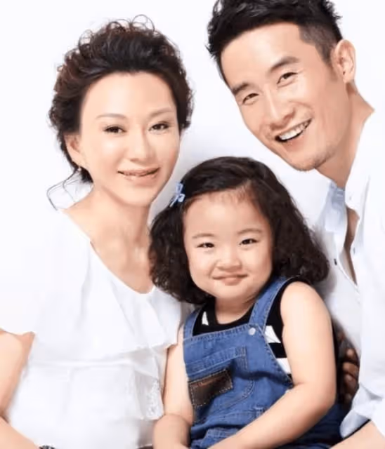 美過劉曉慶，卻偷戶口本倒貼窮小子，領證當天不幸「面癱」，婚姻現狀如何？