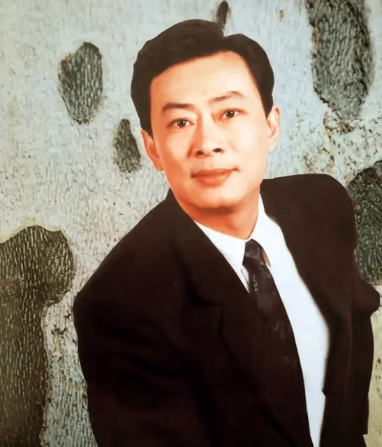 瓊瑤劇「最帥」男演員：離婚後一個人養大殘疾兒子，67歲滿頭白髮也帥氣逼人