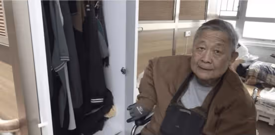 老戲骨秦煌多次跌倒後搬入VIP房,臥床解決大便已習慣,懷念曾與情人同居日子
