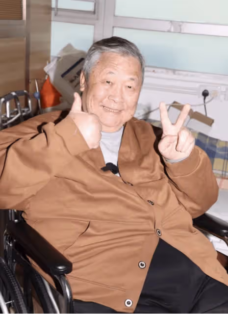 老戲骨秦煌多次跌倒後搬入VIP房,臥床解決大便已習慣,懷念曾與情人同居日子