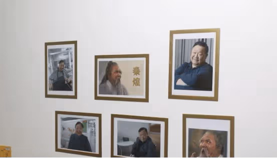 老戲骨秦煌多次跌倒後搬入VIP房,臥床解決大便已習慣,懷念曾與情人同居日子