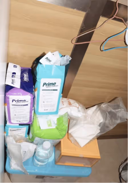 老戲骨秦煌多次跌倒後搬入VIP房,臥床解決大便已習慣,懷念曾與情人同居日子