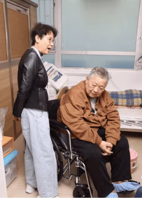 老戲骨秦煌多次跌倒後搬入VIP房,臥床解決大便已習慣,懷念曾與情人同居日子