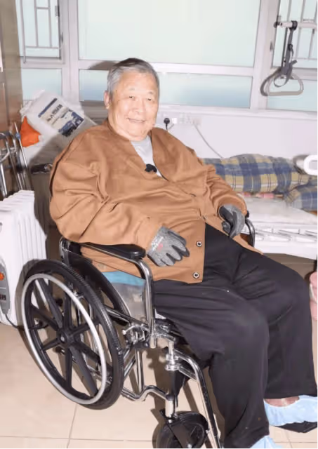 老戲骨秦煌多次跌倒後搬入VIP房,臥床解決大便已習慣,懷念曾與情人同居日子