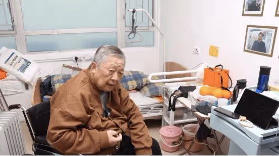 老戲骨秦煌多次跌倒後搬入VIP房,臥床解決大便已習慣,懷念曾與情人同居日子