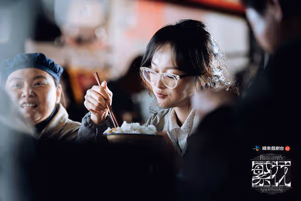 唐嫣女神變女工!戴膠框眼鏡「隱身工廠」太犧牲 本人心聲曝光