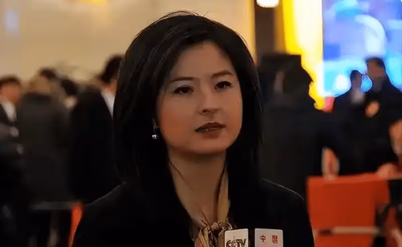 她曾是「央視一枝花」,嫁李鐵為妻後辭職,如今靠投資身家過億