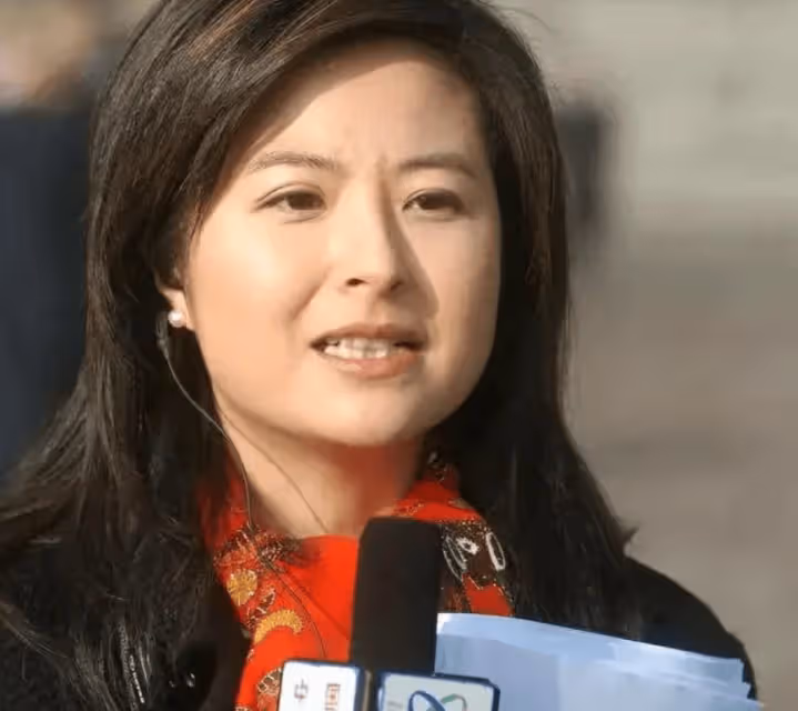 她曾是「央視一枝花」,嫁李鐵為妻後辭職,如今靠投資身家過億