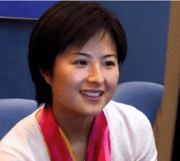 她曾是「央視一枝花」,嫁李鐵為妻後辭職,如今靠投資身家過億