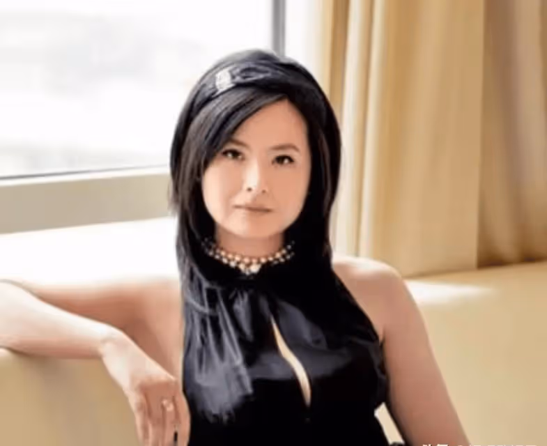 她曾是「央視一枝花」,嫁李鐵為妻後辭職,如今靠投資身家過億