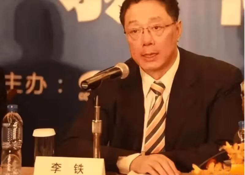 她曾是「央視一枝花」,嫁李鐵為妻後辭職,如今靠投資身家過億