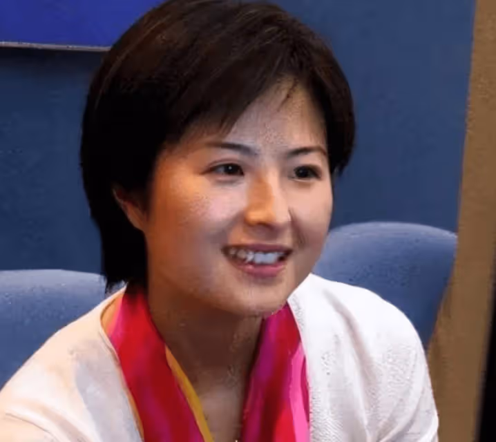 她曾是「央視一枝花」，嫁李鐵為妻後辭職，如今靠投資身家過億