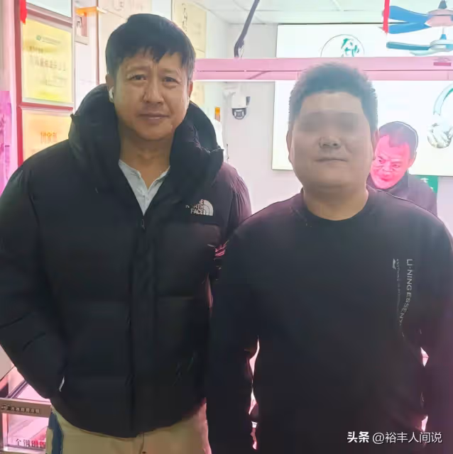 曝張國強拎無紡布袋買菜!低頭玩手機無人識,住均價10萬的房子