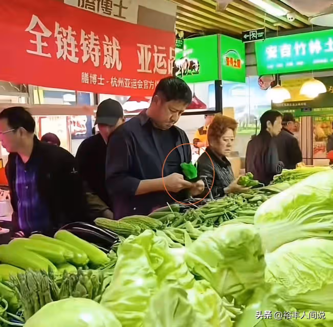 曝張國強拎無紡布袋買菜!低頭玩手機無人識,住均價10萬的房子