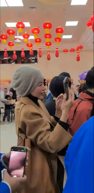 曝董卿新年帶兒子在上海參加活動,董卿眼袋重,兒子遠看五官像她