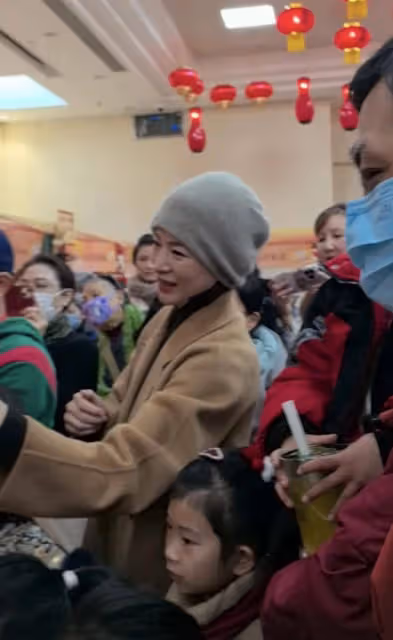 曝董卿新年帶兒子在上海參加活動,董卿眼袋重,兒子遠看五官像她