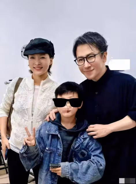 曝董卿新年帶兒子在上海參加活動,董卿眼袋重,兒子遠看五官像她