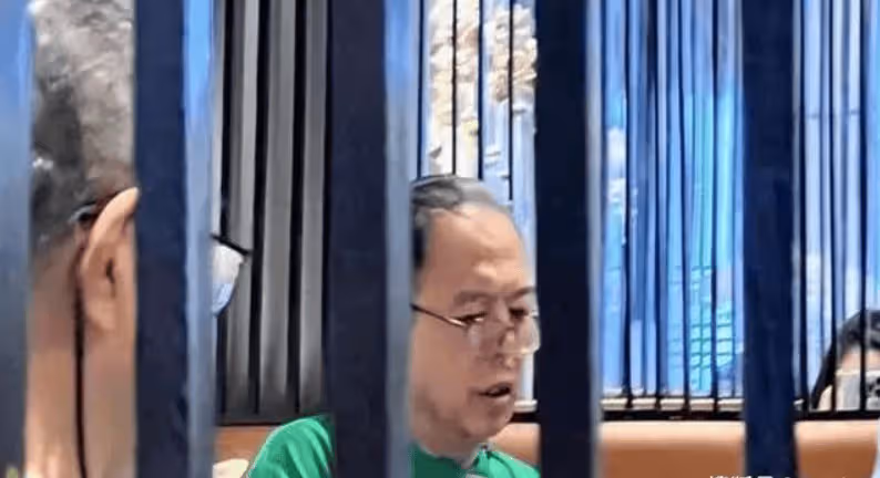善惡到頭終有報!66歲坐上輪椅的張鐵林,已經活成了一個「笑話」