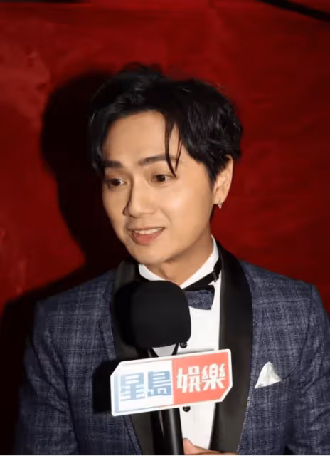 鄭俊弘兒子赴美治療效果明顯,二次治療需排隊,兒子首次自己吃飯激動流淚
