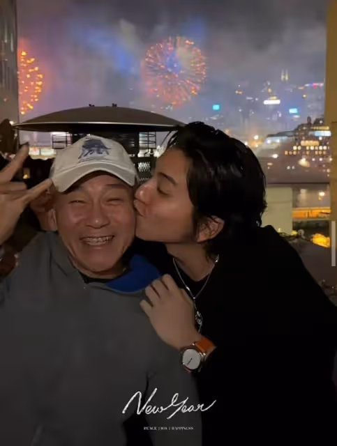 互動親昵!59歲TVB視帝遭同性強吻,仍單身未婚更曾傳性取向成謎