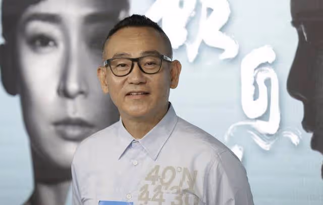 互動親昵!59歲TVB視帝遭同性強吻,仍單身未婚更曾傳性取向成謎