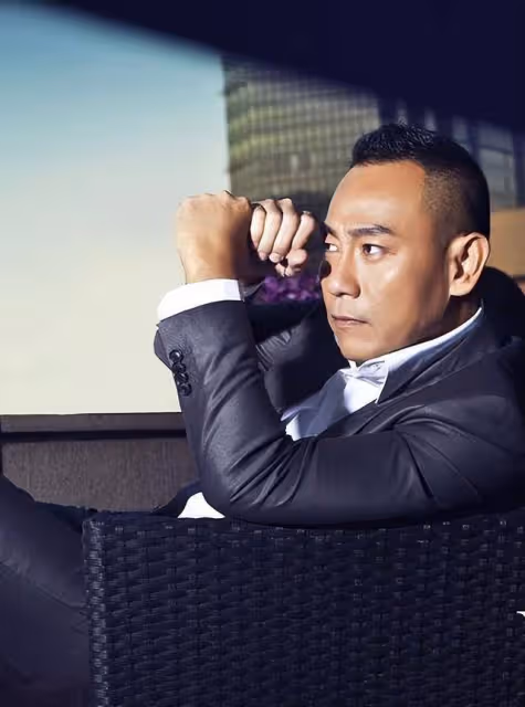 互動親昵!59歲TVB視帝遭同性強吻,仍單身未婚更曾傳性取向成謎