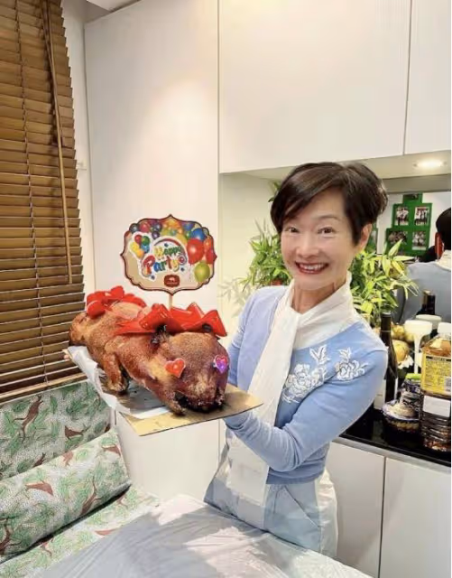TVB主持人堅守45年被傳離巢,為隔壁台主持節目,但自認並未離巢