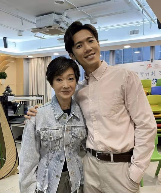 TVB主持人堅守45年被傳離巢,為隔壁台主持節目,但自認並未離巢